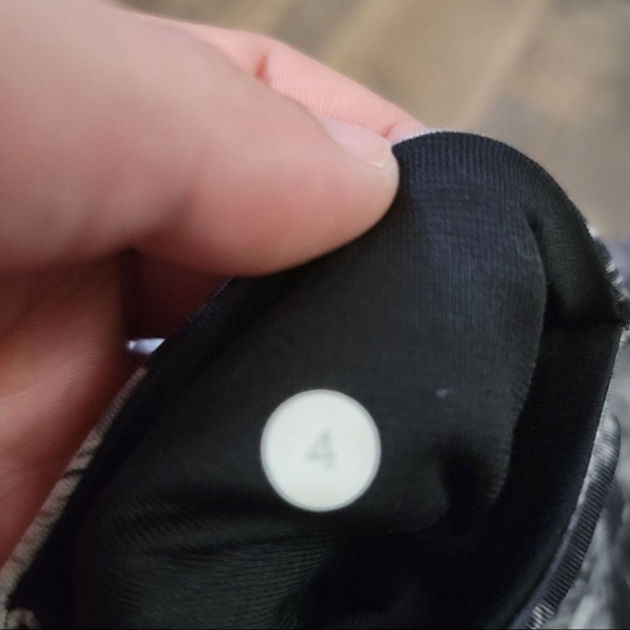 FLOWABUNGA Lululemon wunder under crops size 4 - Picture 7 of 7